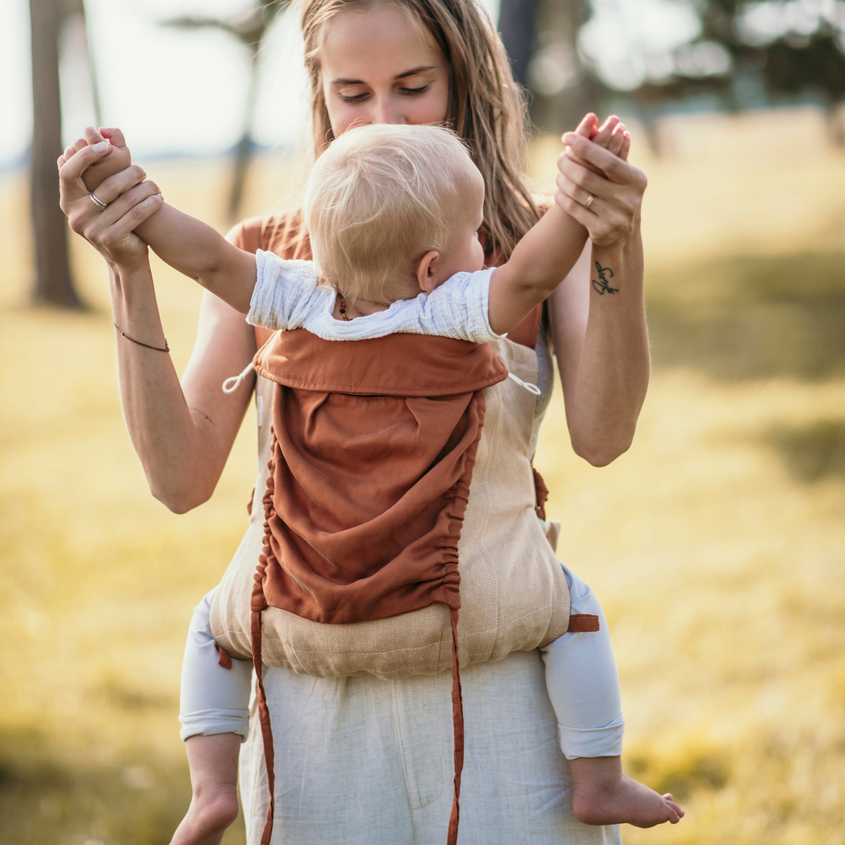 Mutter trägt Kind in Babytrage