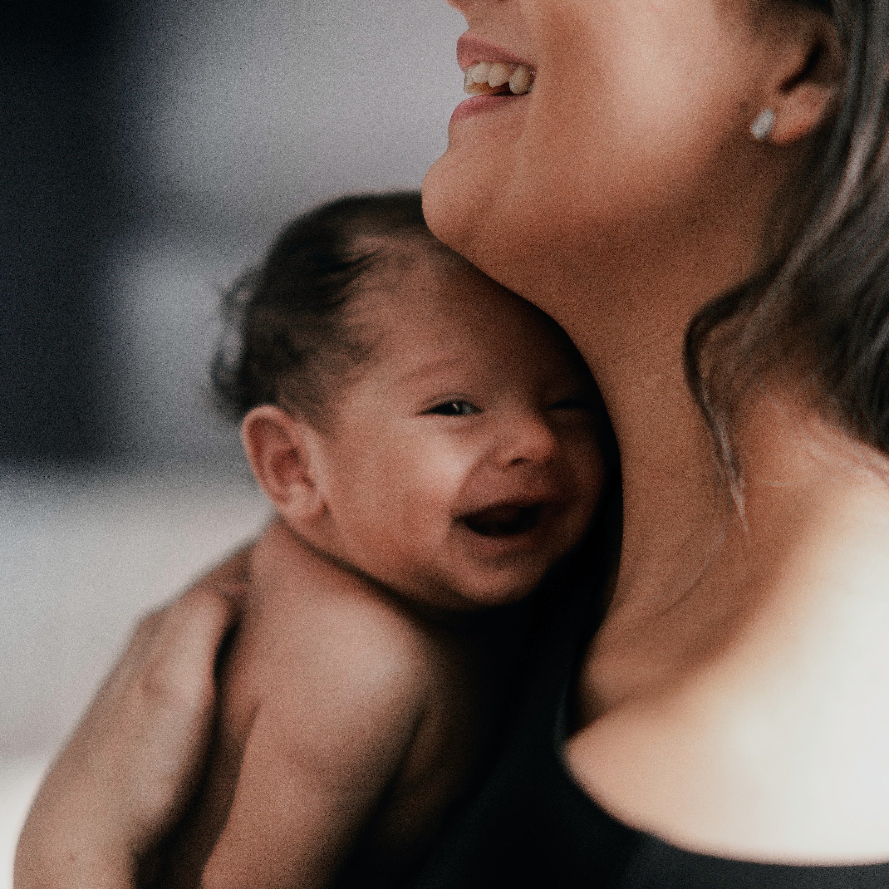 Mutter trägt Baby auf dem Arm